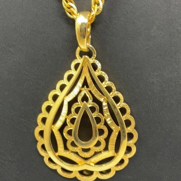 Vintage 24 inch rolo type gold tone chain, with large gold tone pendant. - Picture 3 of 8